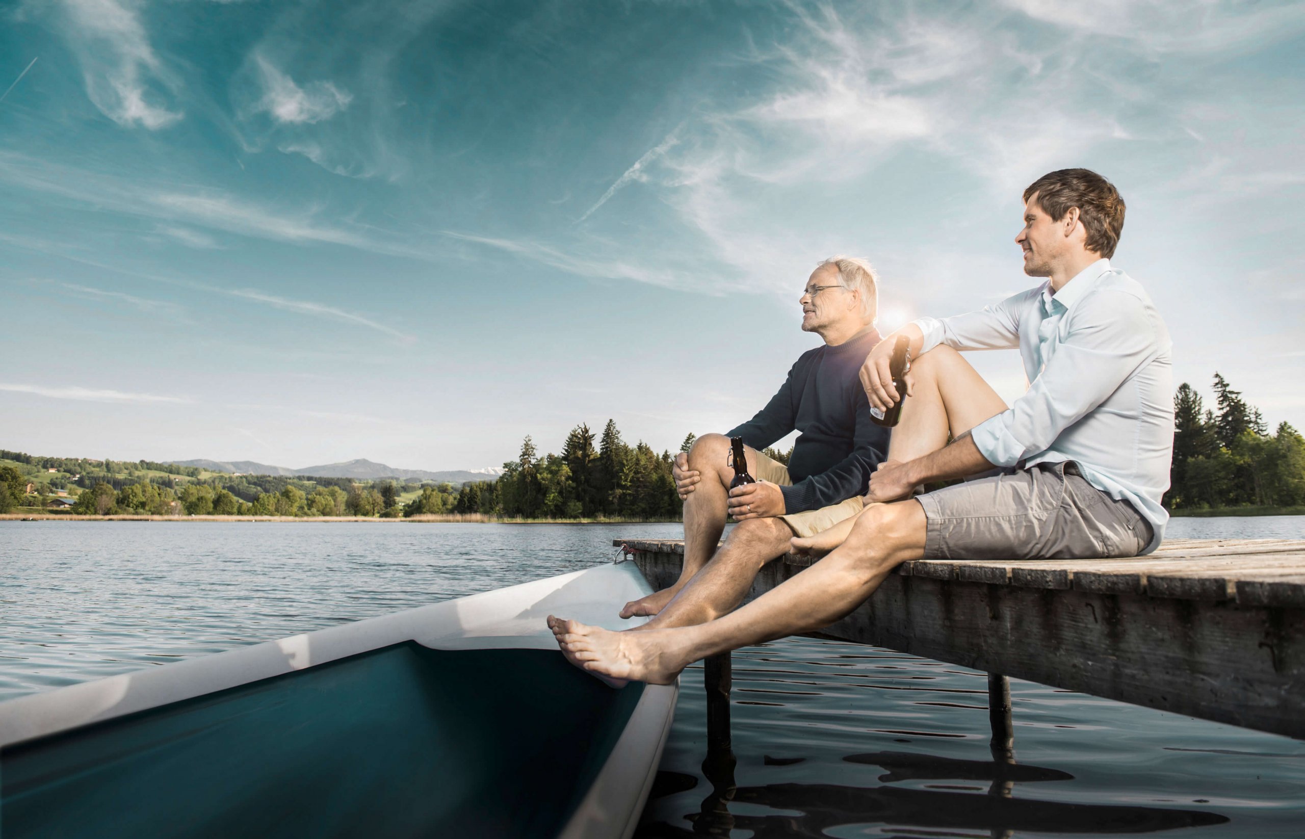 Zwei Männer sitzen am See