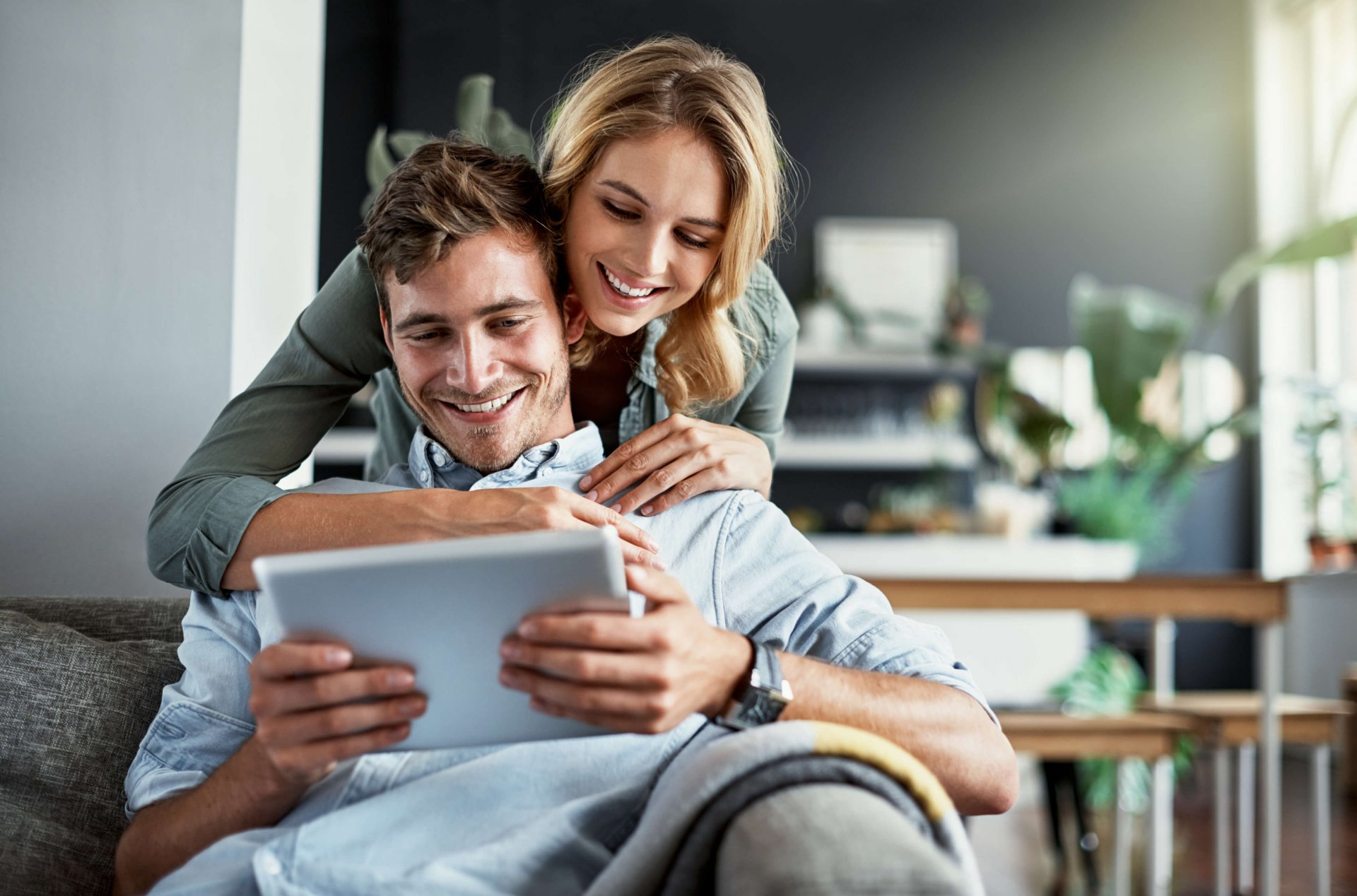 Pärchen schaut auf ein Tablet