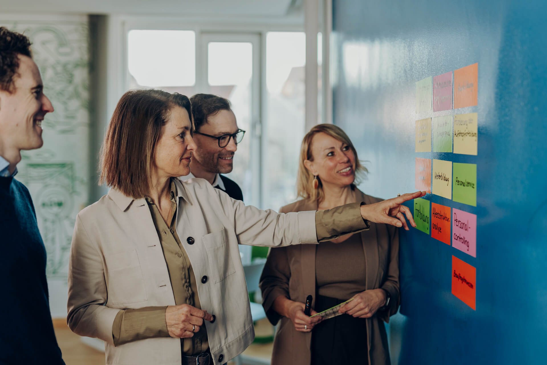 Team arbeitet am Whiteboard