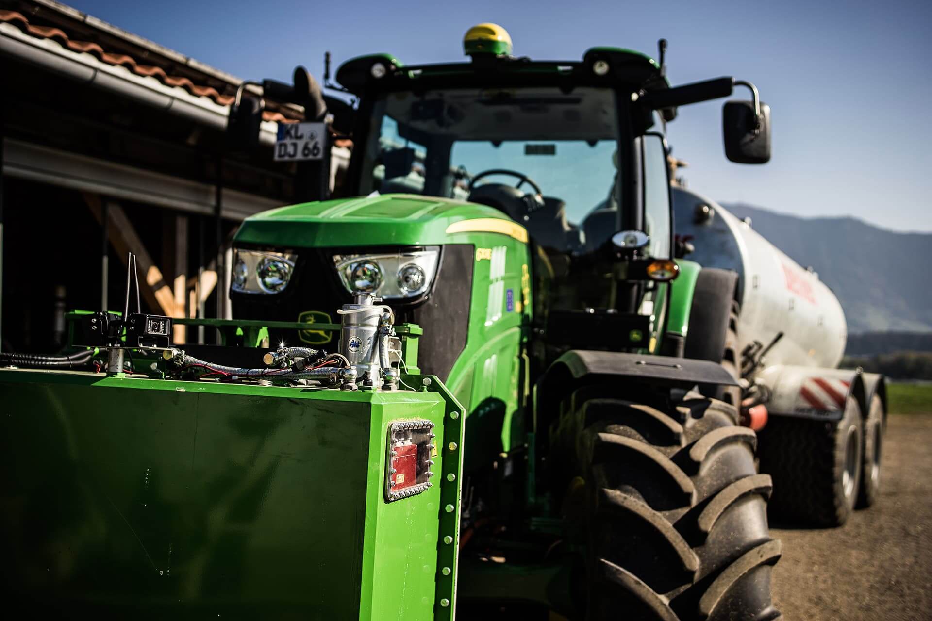 Traktor mit Anhänger auf einem Bauernhof