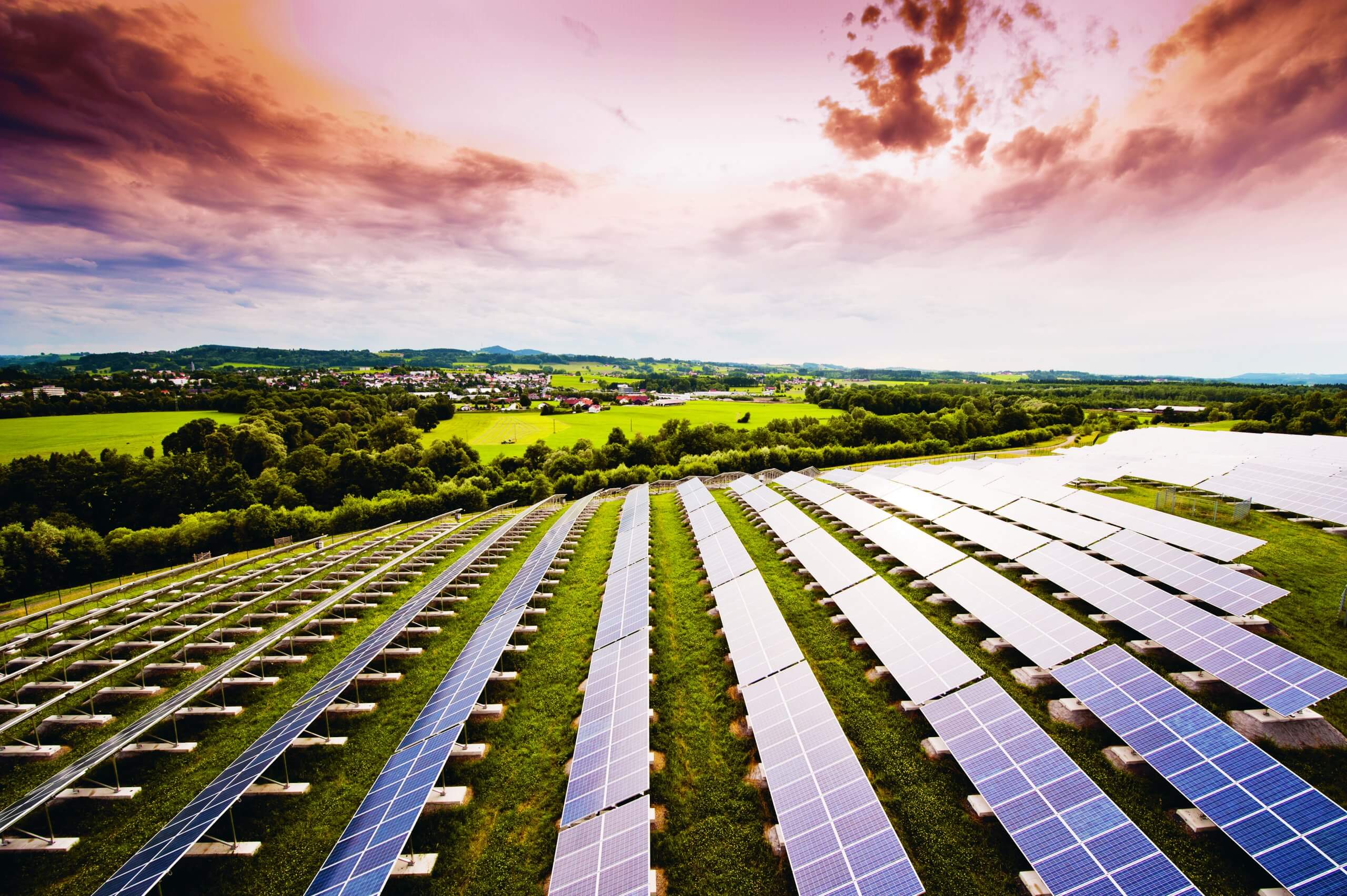 Große Photovoltaikanlage auf Feld