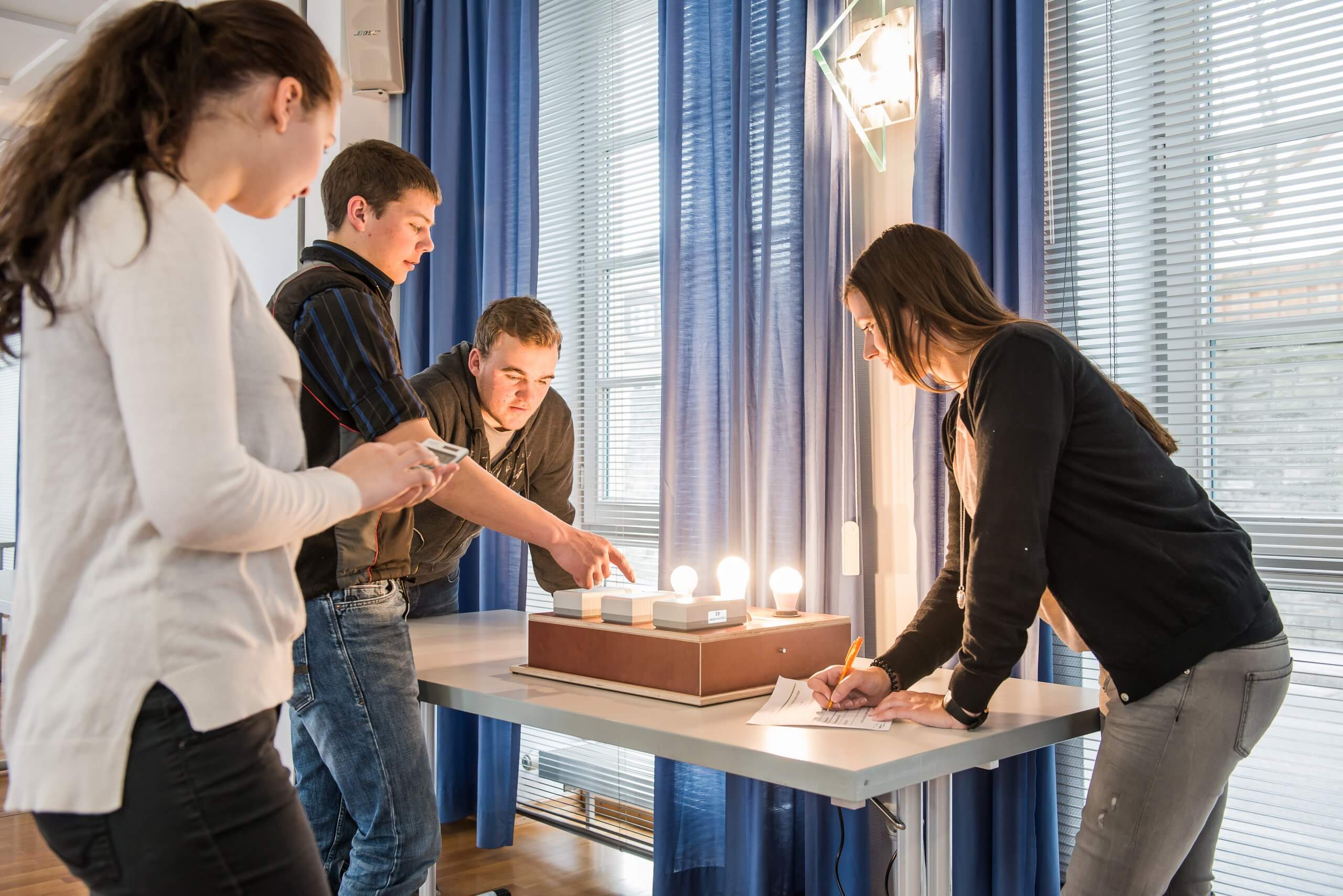 Schüler machen ein Elektrizitäts-Experiment