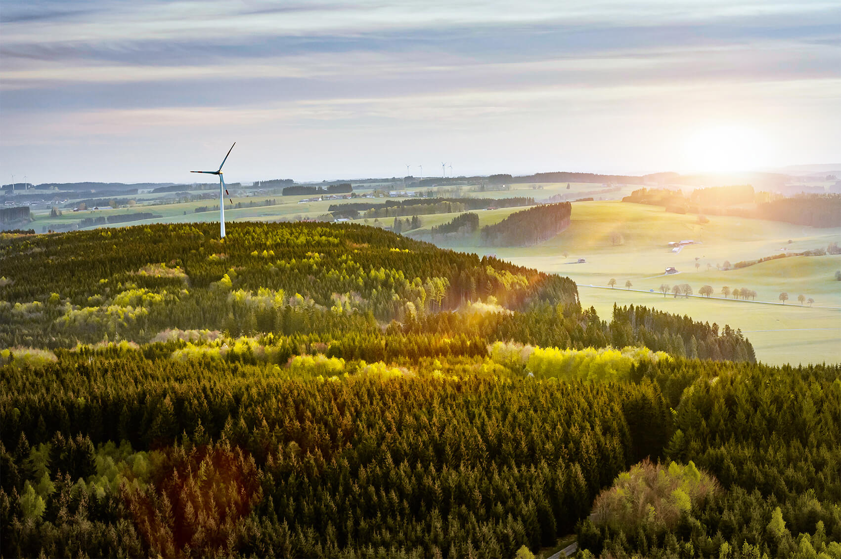 Landschaft mit Windrädern