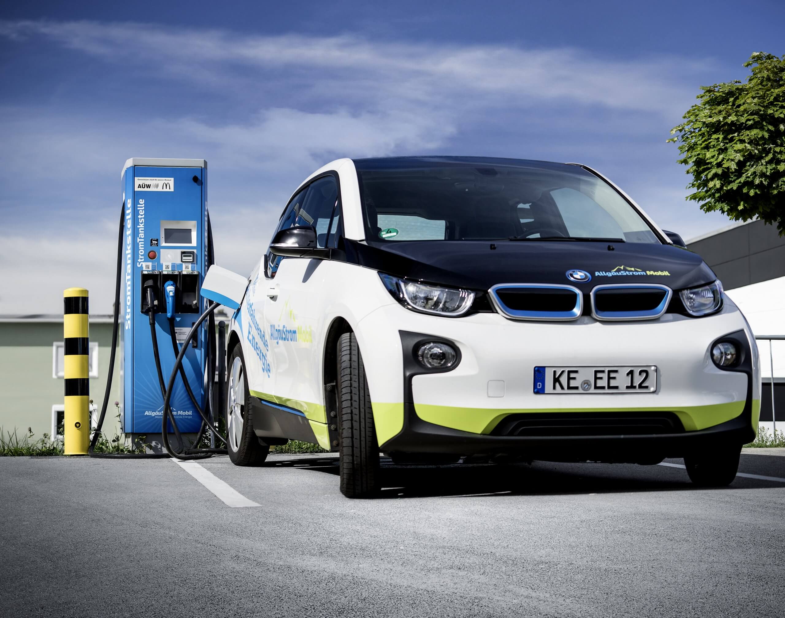 E-Auto lädt an Ladestation auf