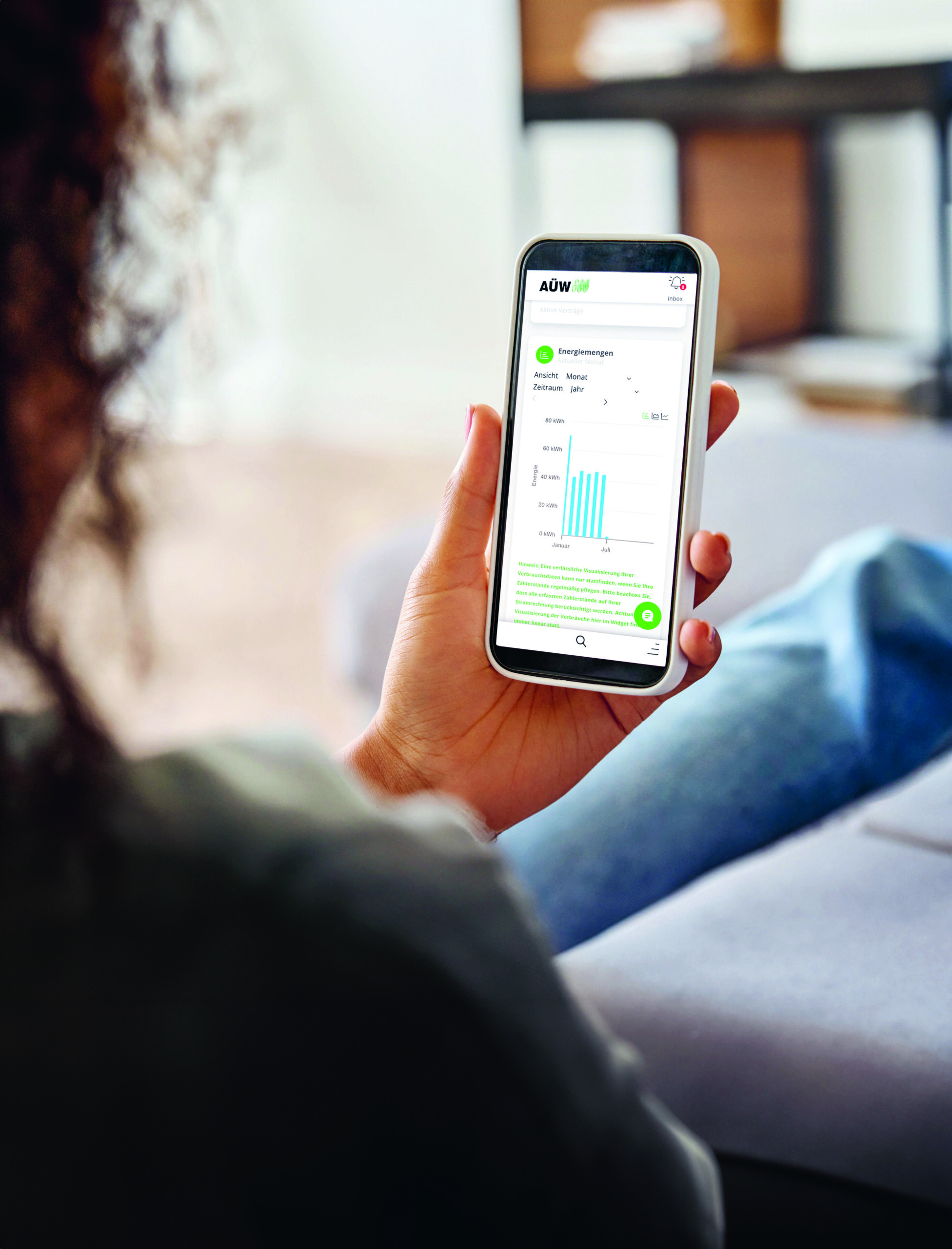 Frau nutzt die Kundenportal App