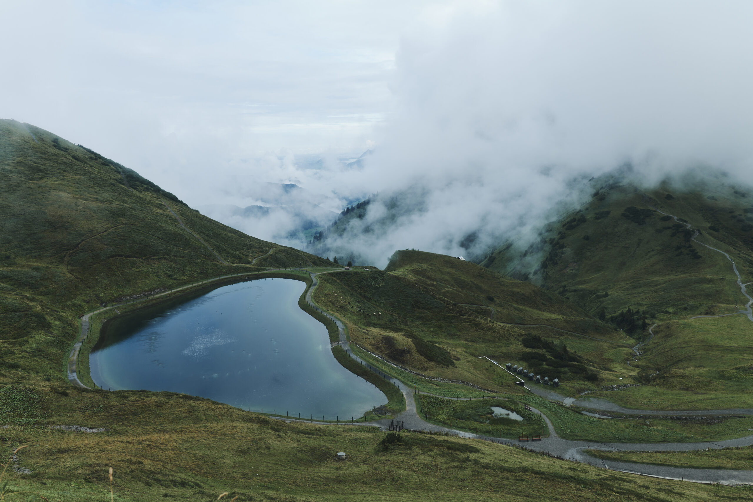 Bergsee in nebeliger Landschaft