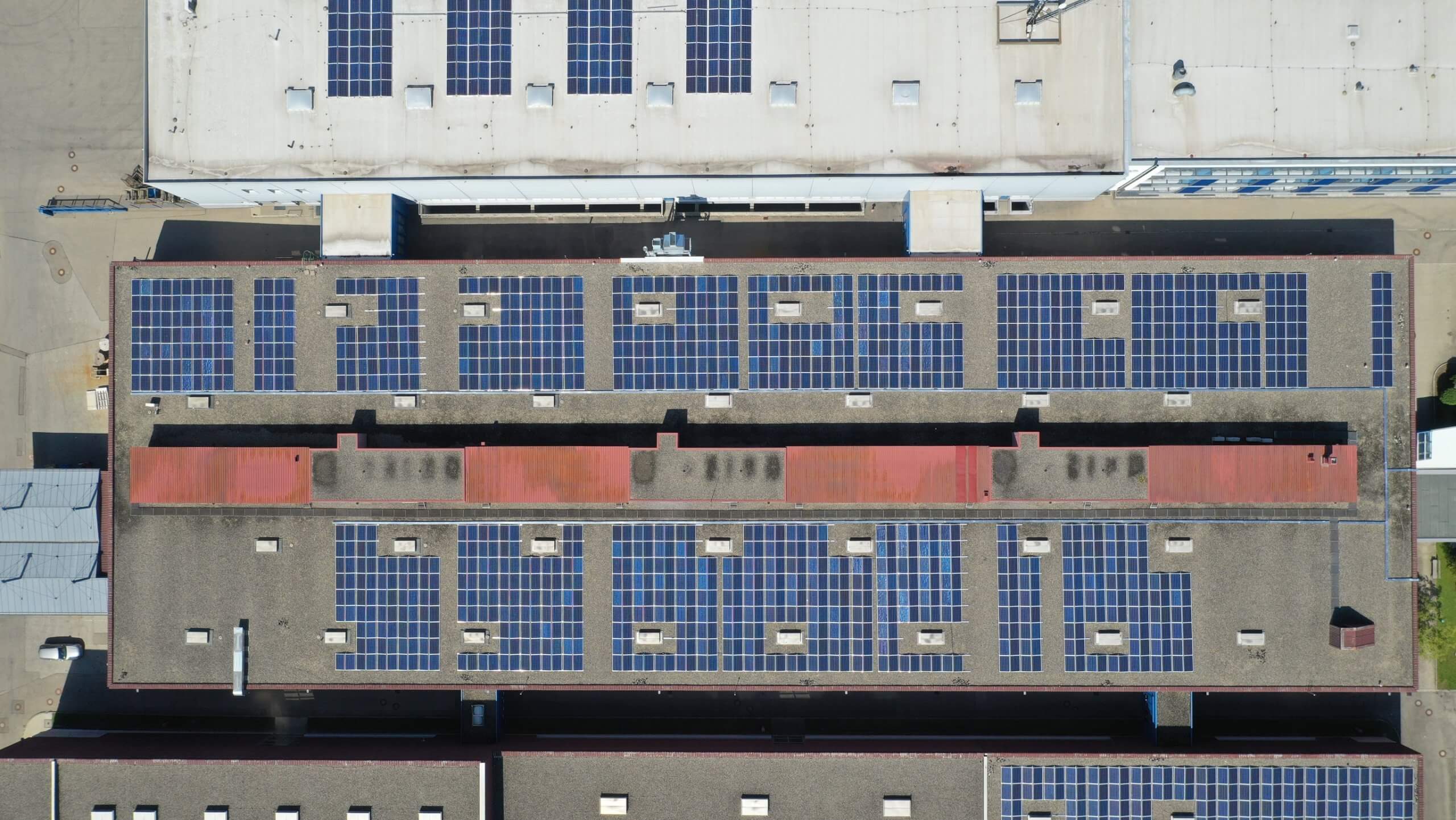 Gewerbehalle mit PV-Anlagen auf dem Dach
