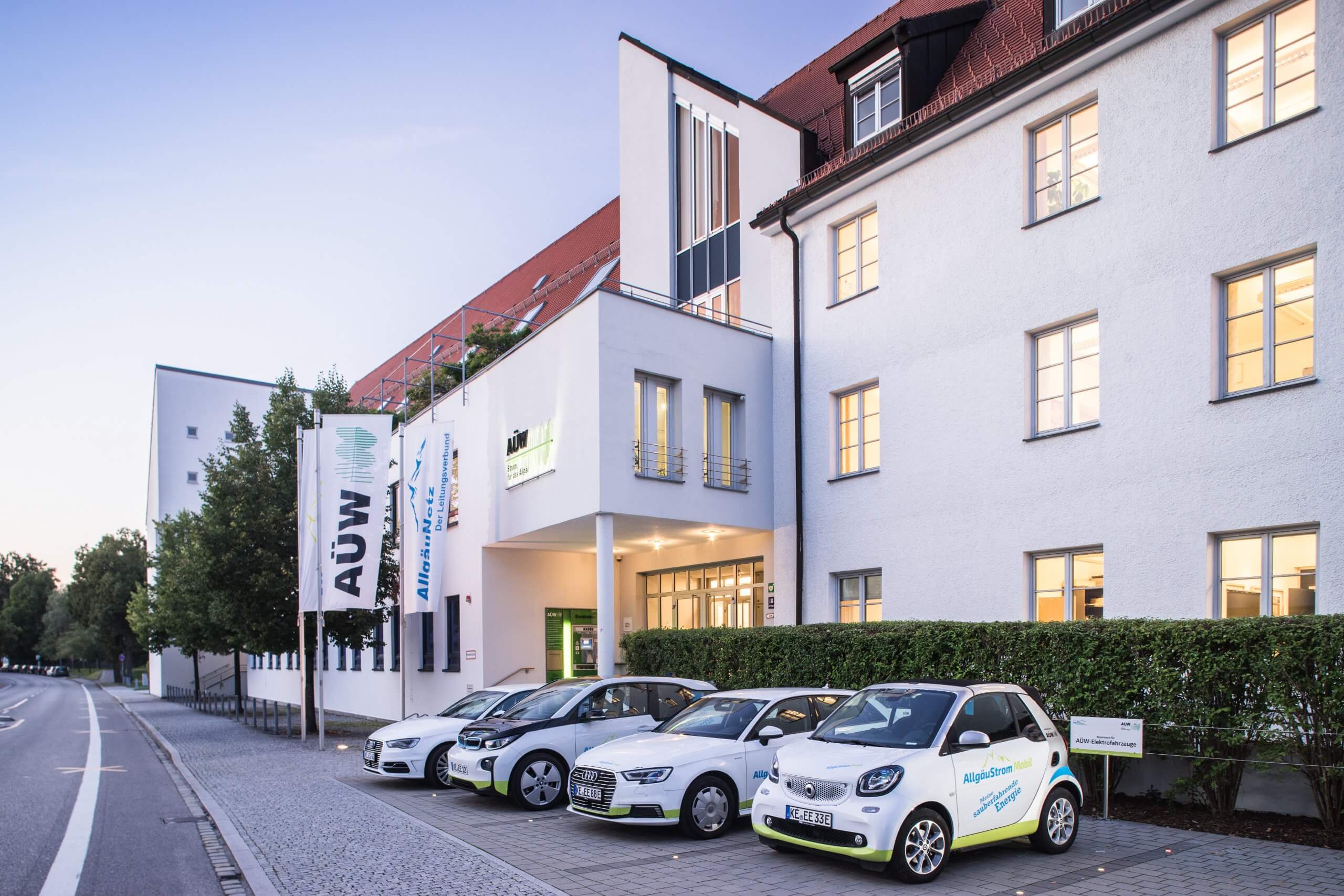 Fuhrpark vor dem AÜW Gebäude