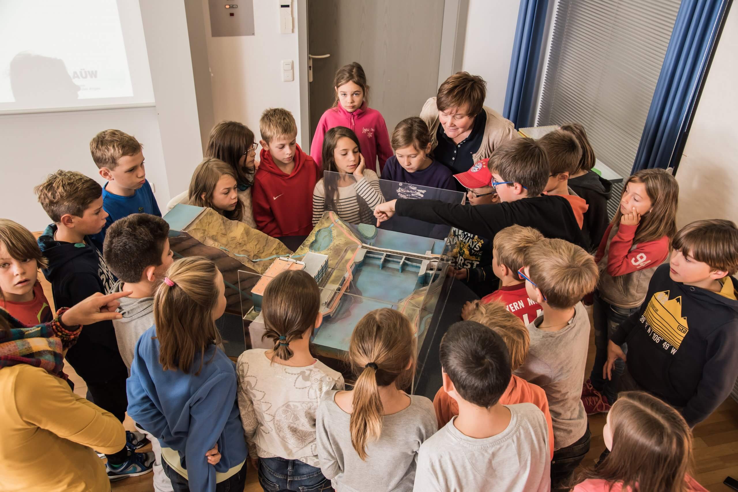 Grundschulklasse erkundet ein Wasserkraftwerk