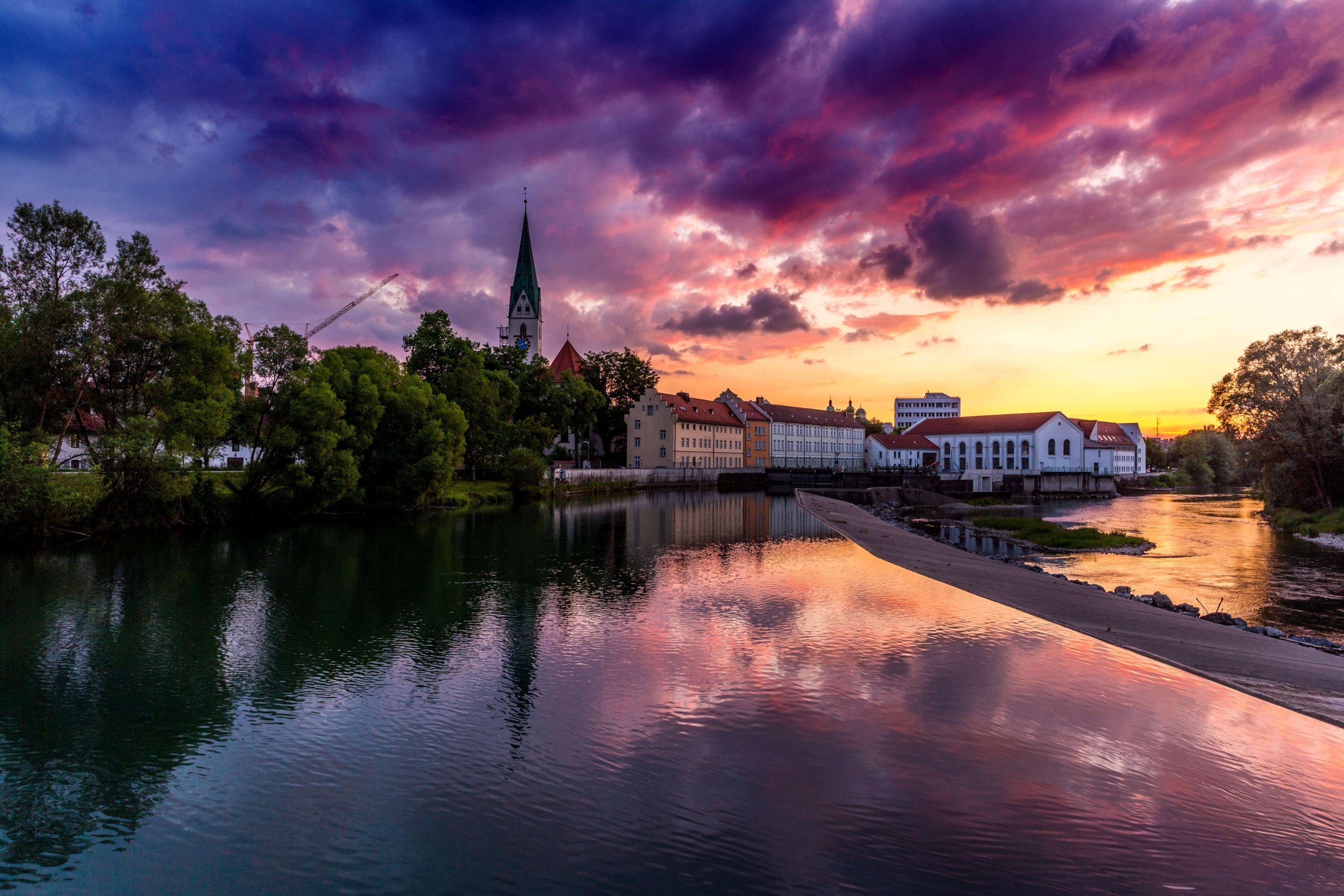 Wasserkraftwerk Illerstraße am Abend