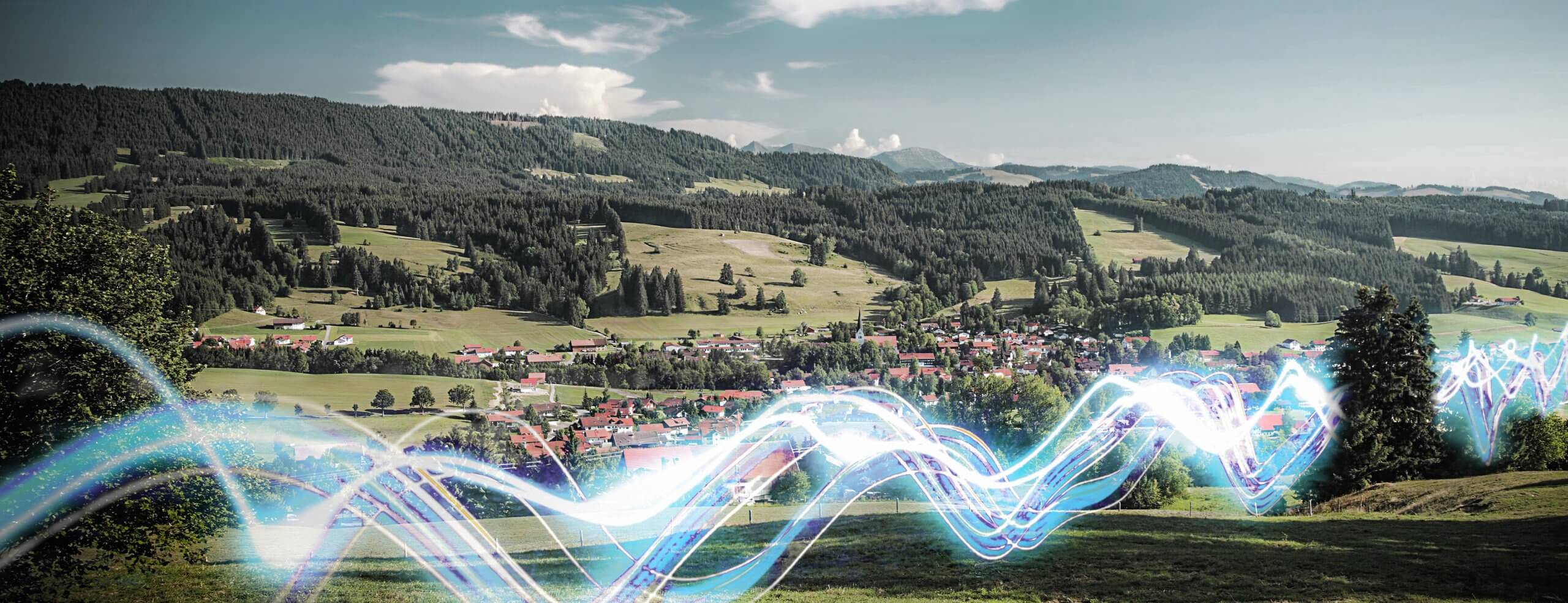 Abstrakte Breitband Lichter fließen durch eine ländliche Gegend