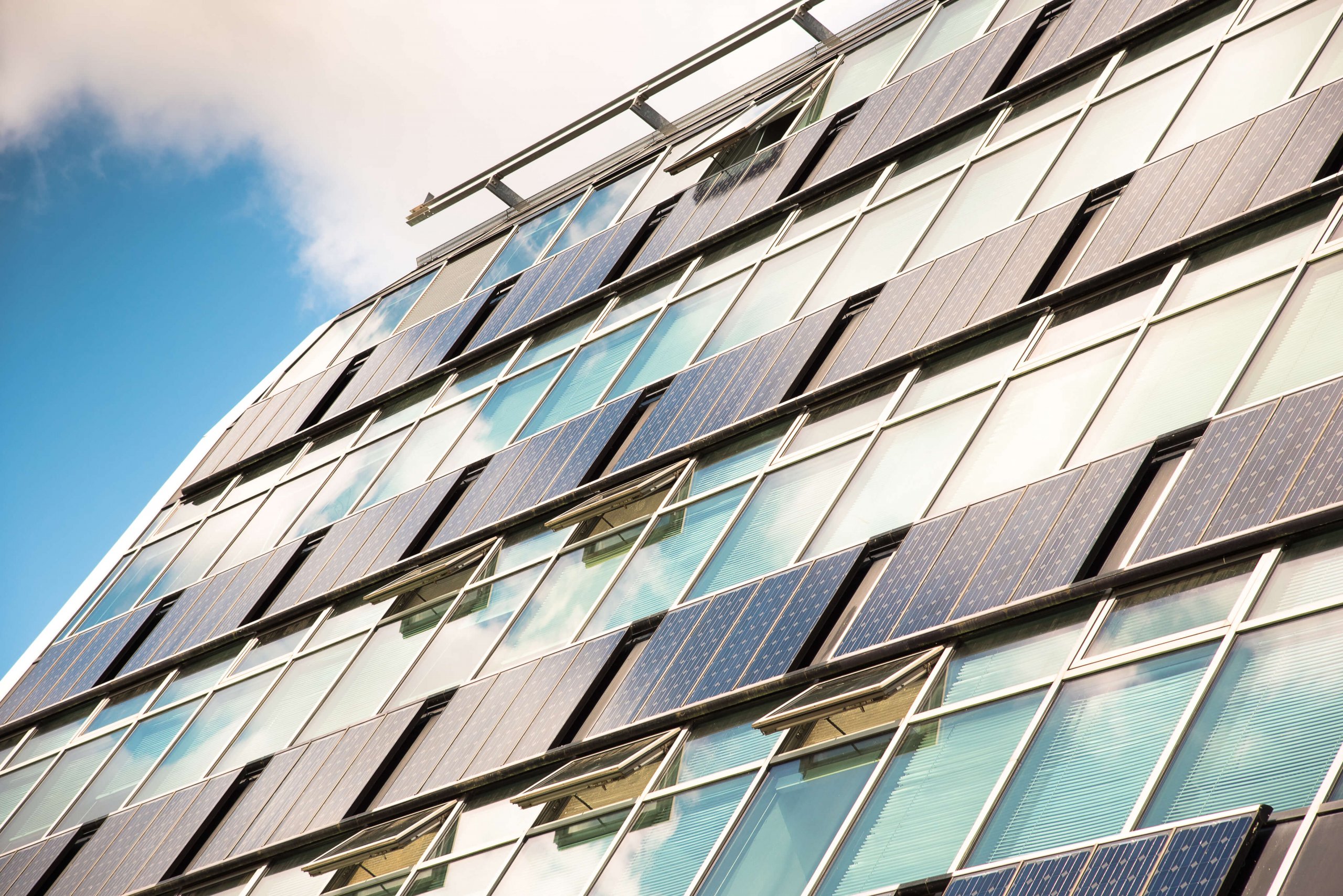 Hauswand mit Solarpanelen
