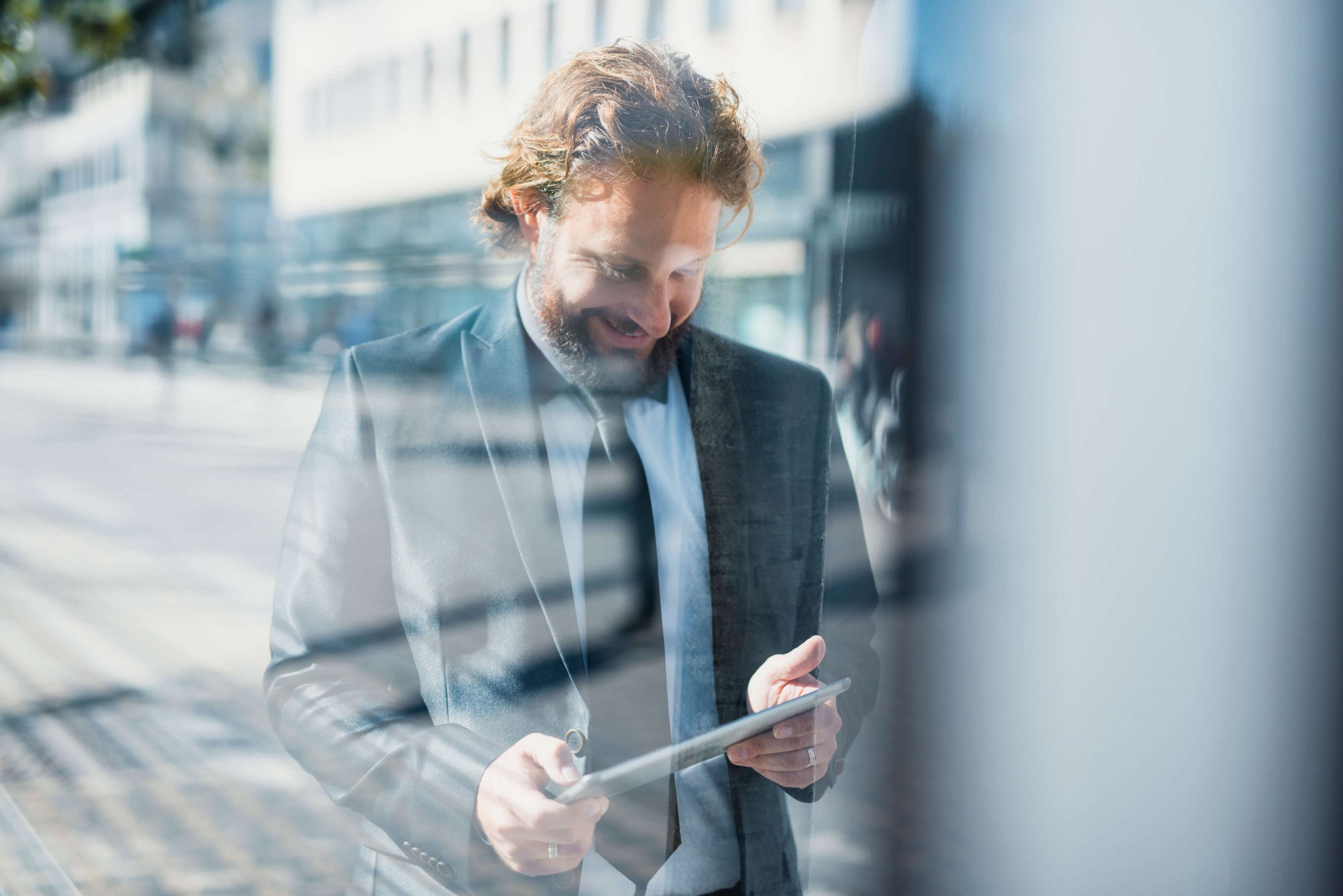 Business Mann am Tablet