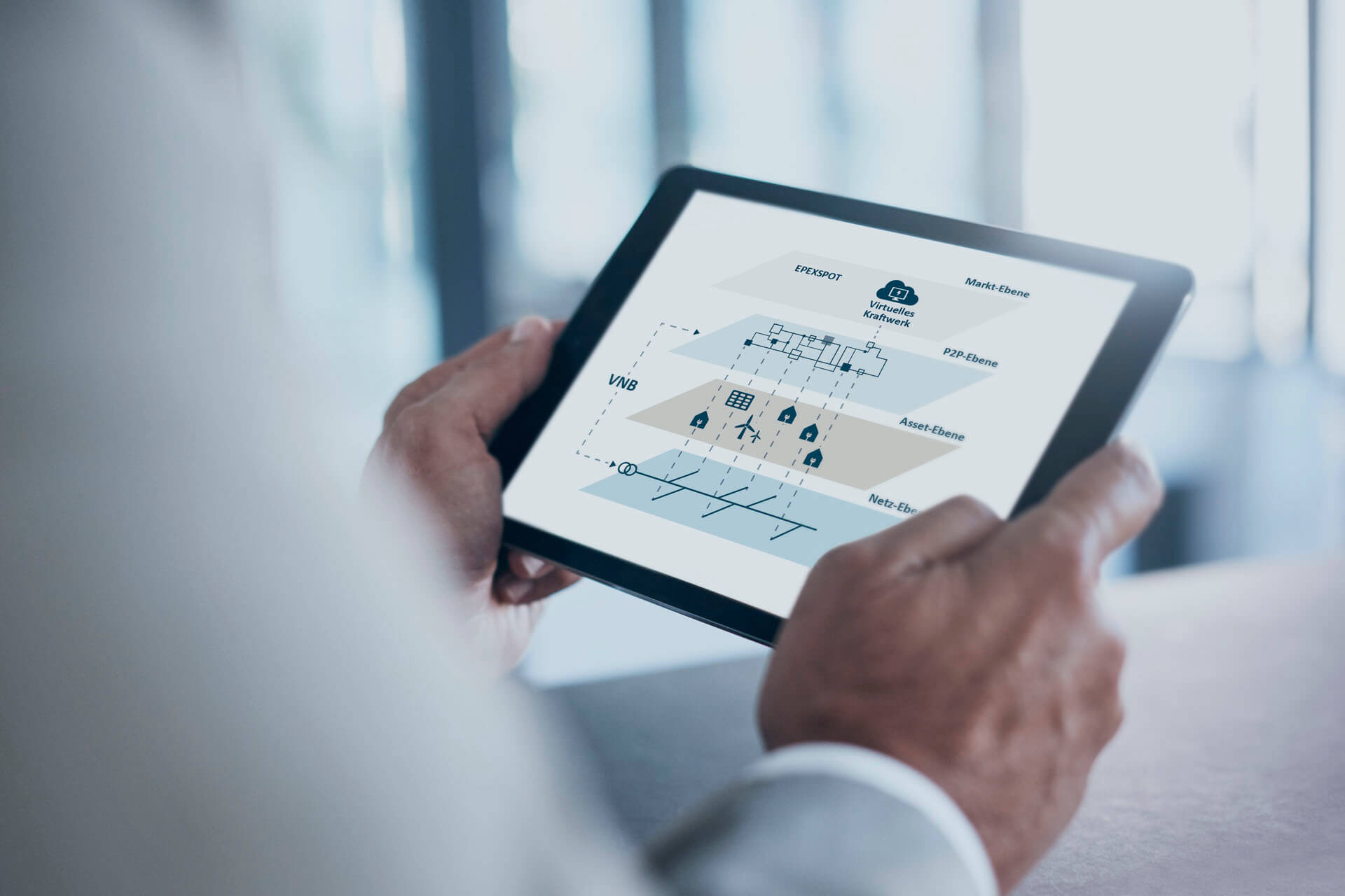 Mann hält Tablet in der Hand, auf dem Tablet ist eine Infografik zusehen