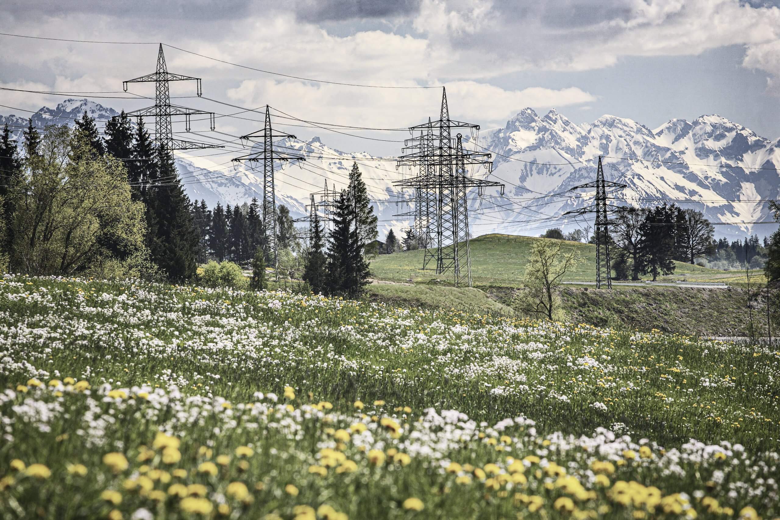 Hochspannungsleitung, im Hintergrund eine Berglandschaft