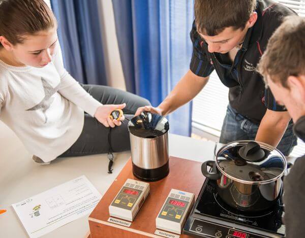 Schüler machen ein Experiment in der Schule