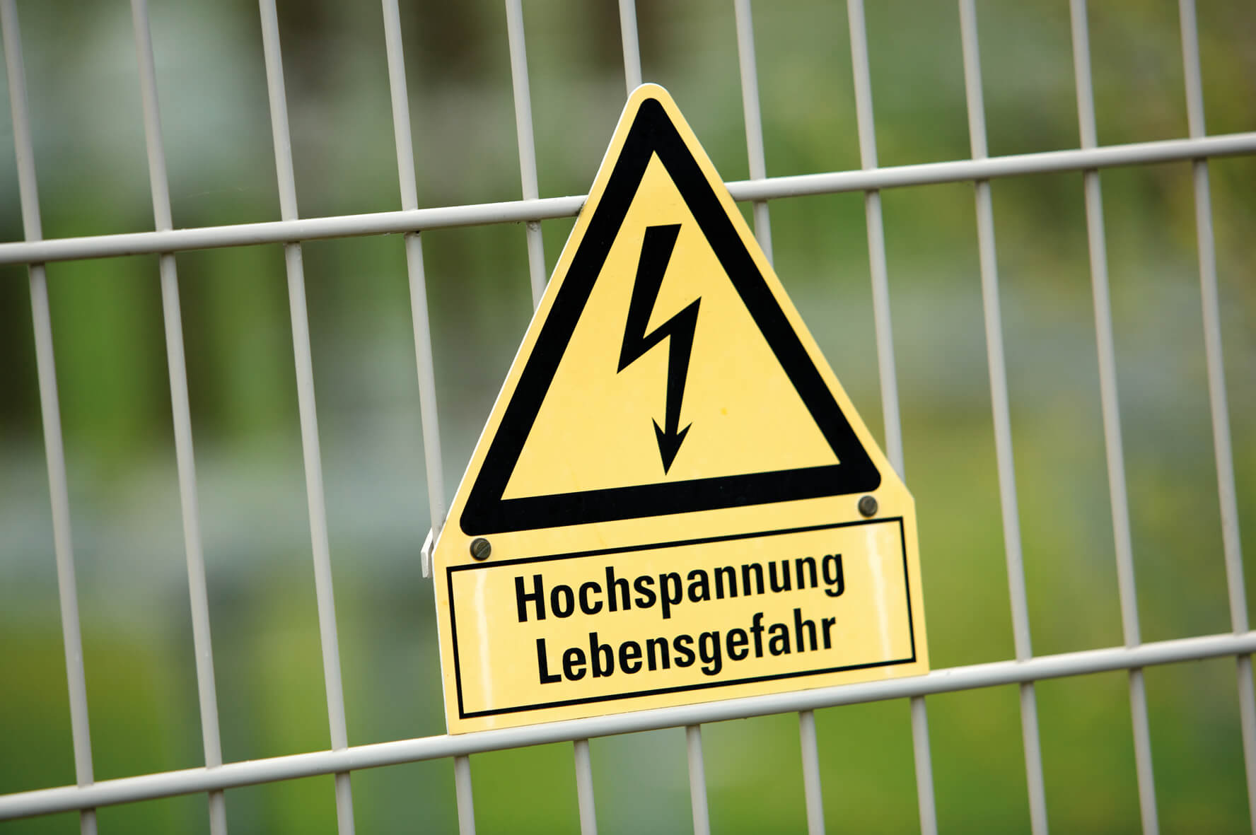 Warnschild am Zaun "Hochspannung Lebensgefahr"