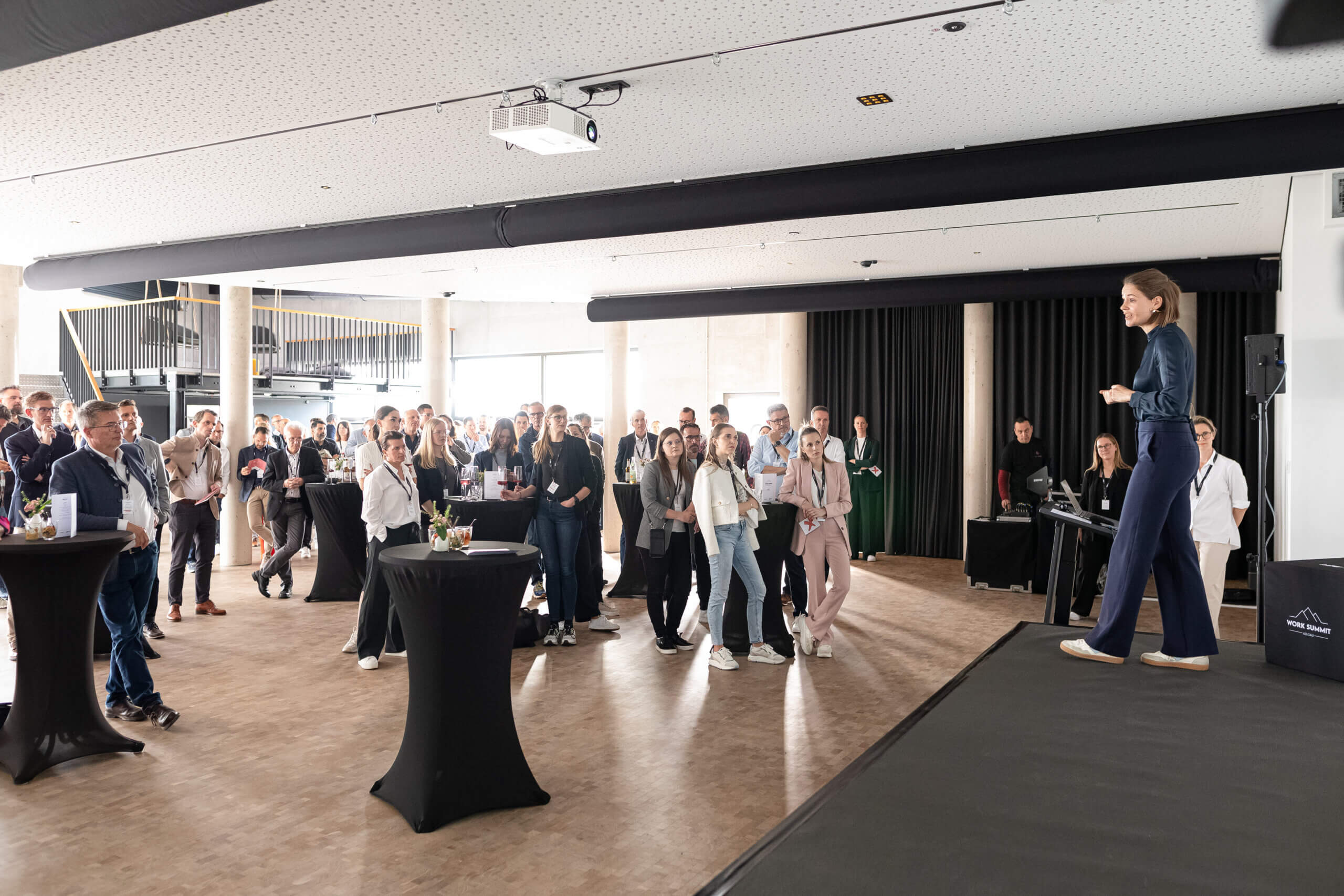 Vortrag auf der Bühne vom Work Summit 2025