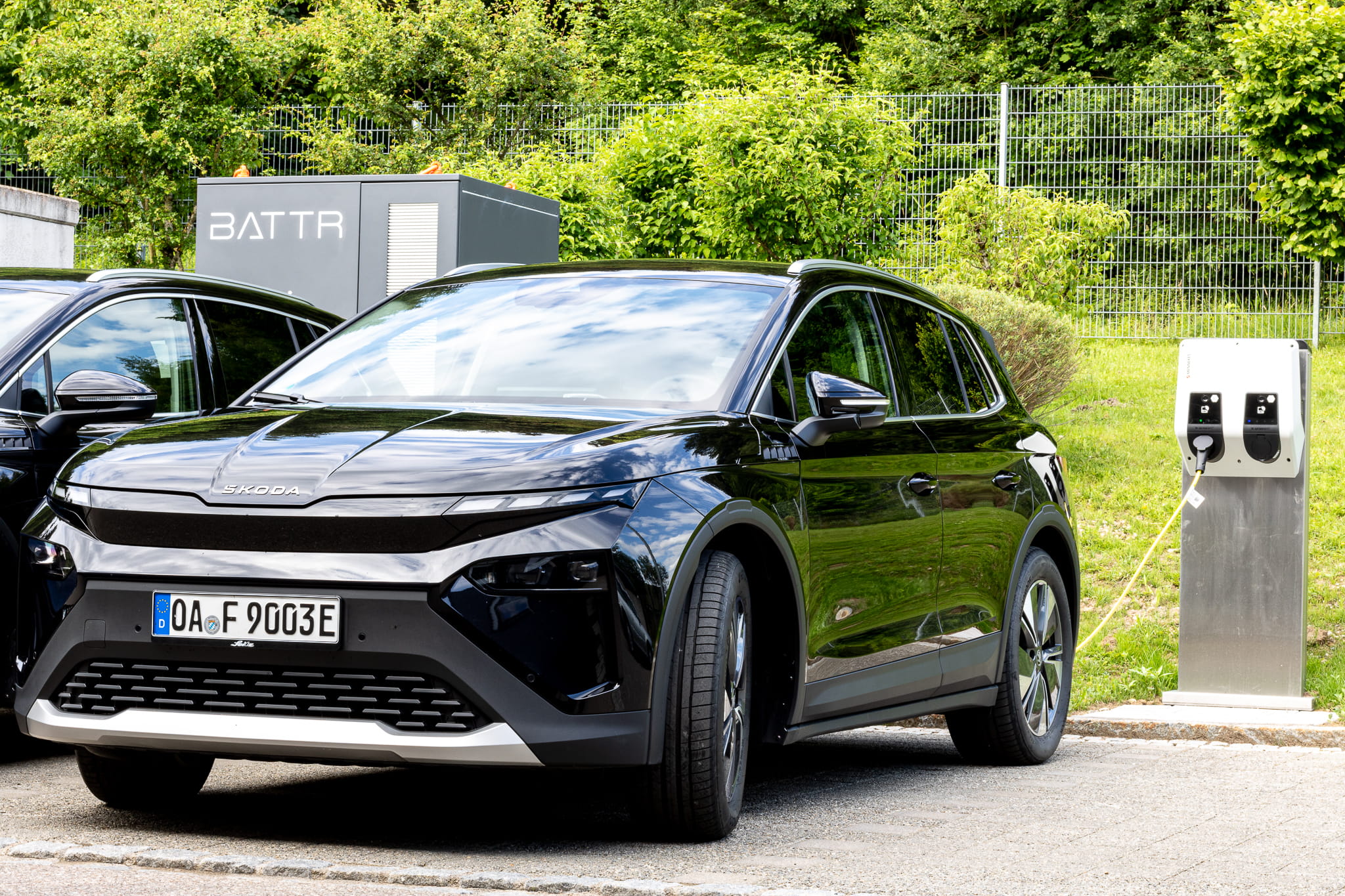 Füß Ladestation und E-Auto